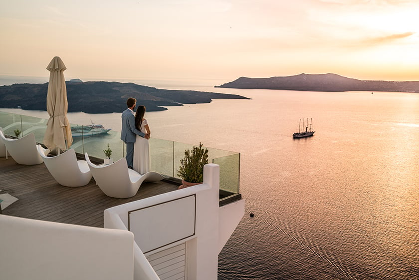 Pareja en un lugar romántico: hotel de lujo en Grecia con vistas al mar.