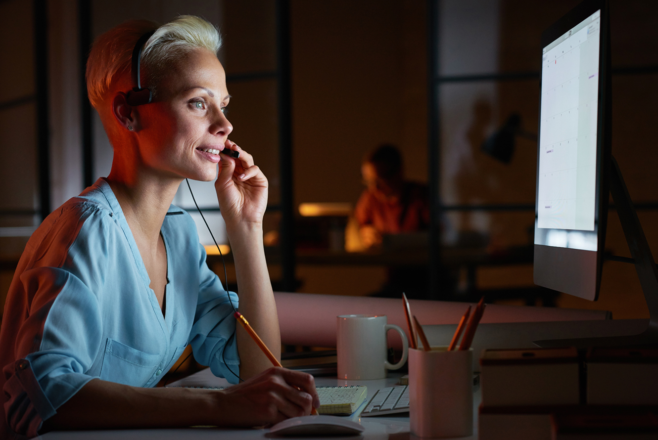 Preview Predictive Dialler Agente de call center hablando por auriculares