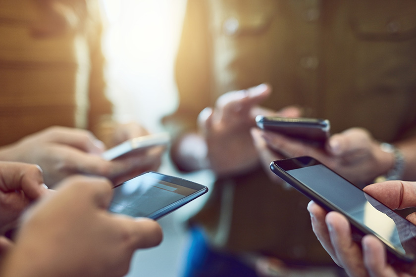 805119394 Foto recortada de un grupo de compañeros de trabajo utilizando sus smartphones en sincronía